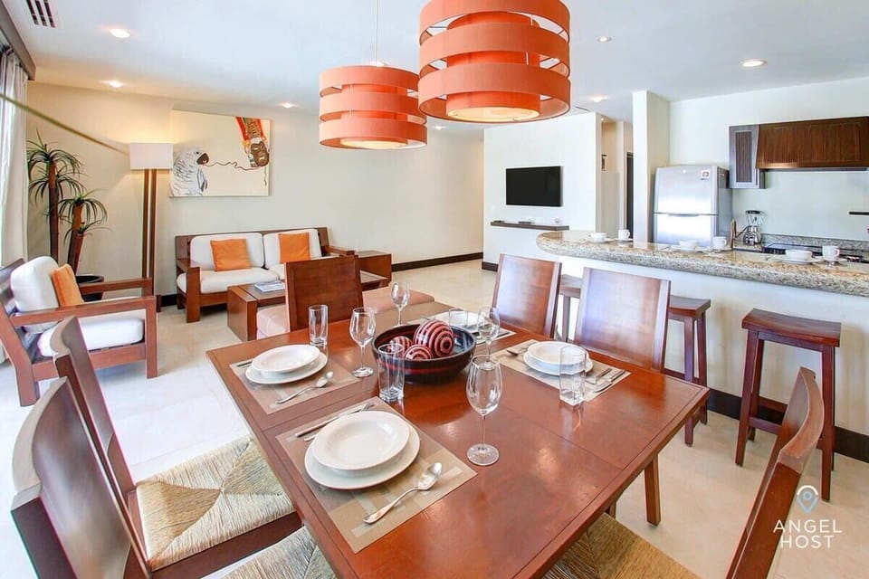 Gorgeous dining area & table for 6