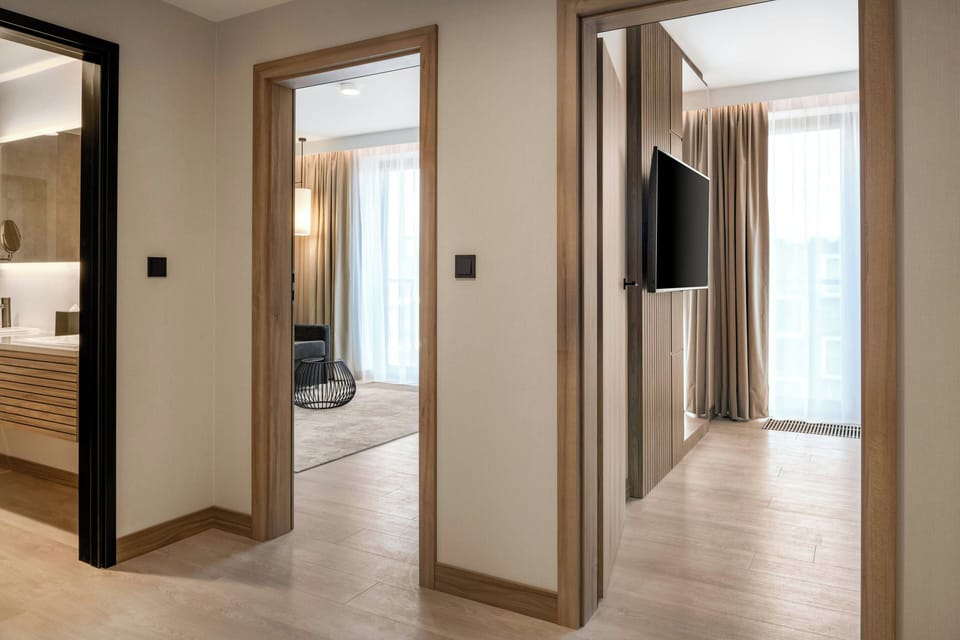 Junior Suite, 1 Bedroom, Balcony | Hypo-allergenic bedding, in-room safe, desk, laptop workspace