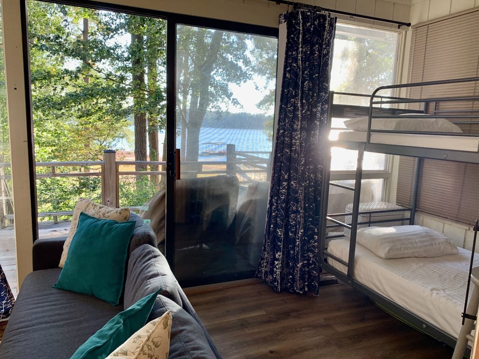 Bedroom 3: one kids bunkbed amazing lake view, TV