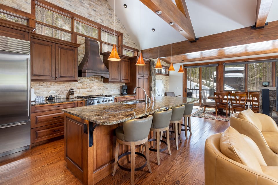 Gourmet, high end appliance kitchen. great for entertaining.