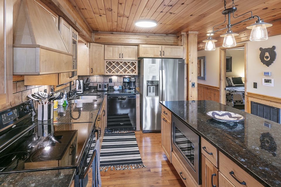 Wow! Stainless upscale appliances and granite countertops
