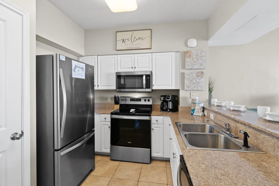 Full Size Kitchen with Stainless Steel Appliances
