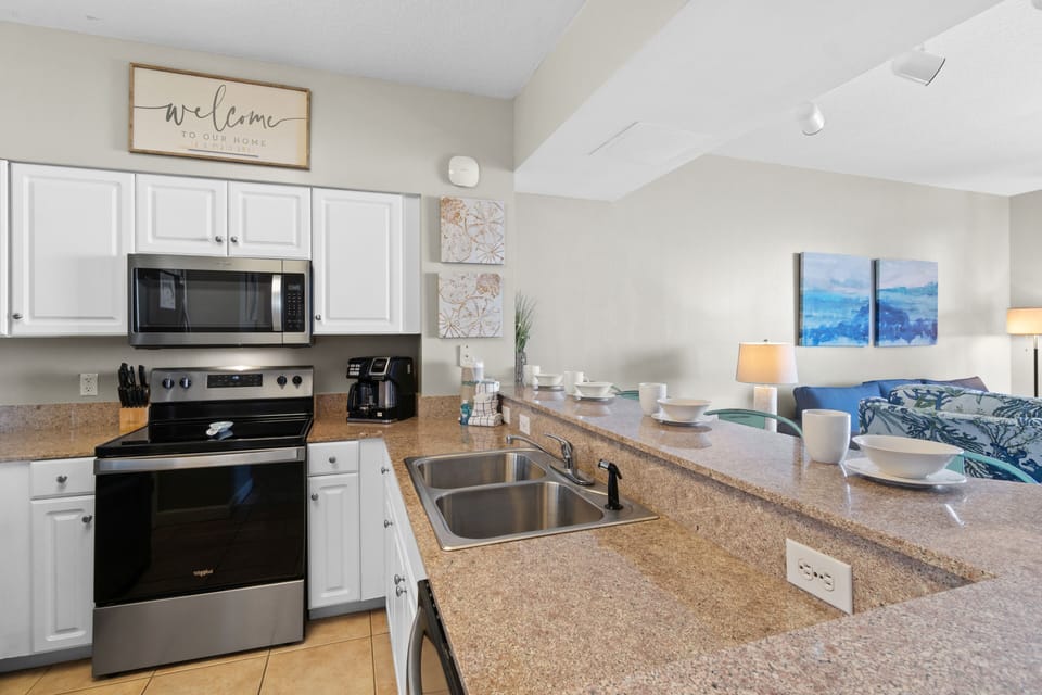 Full Size Kitchen with Stainless Steel Appliances