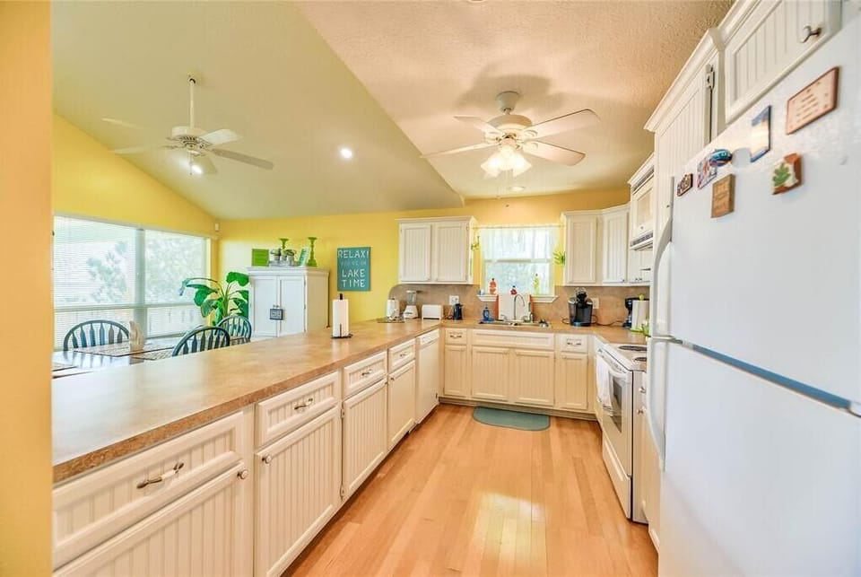 Kitchen has everything you could possibly need. 