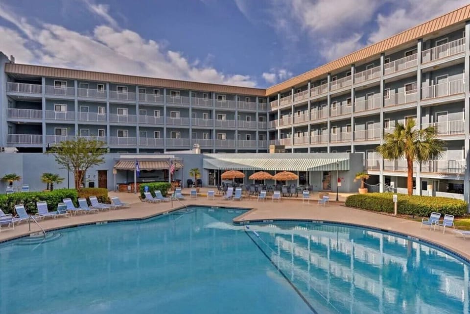 Building 1 pool with bar and grill