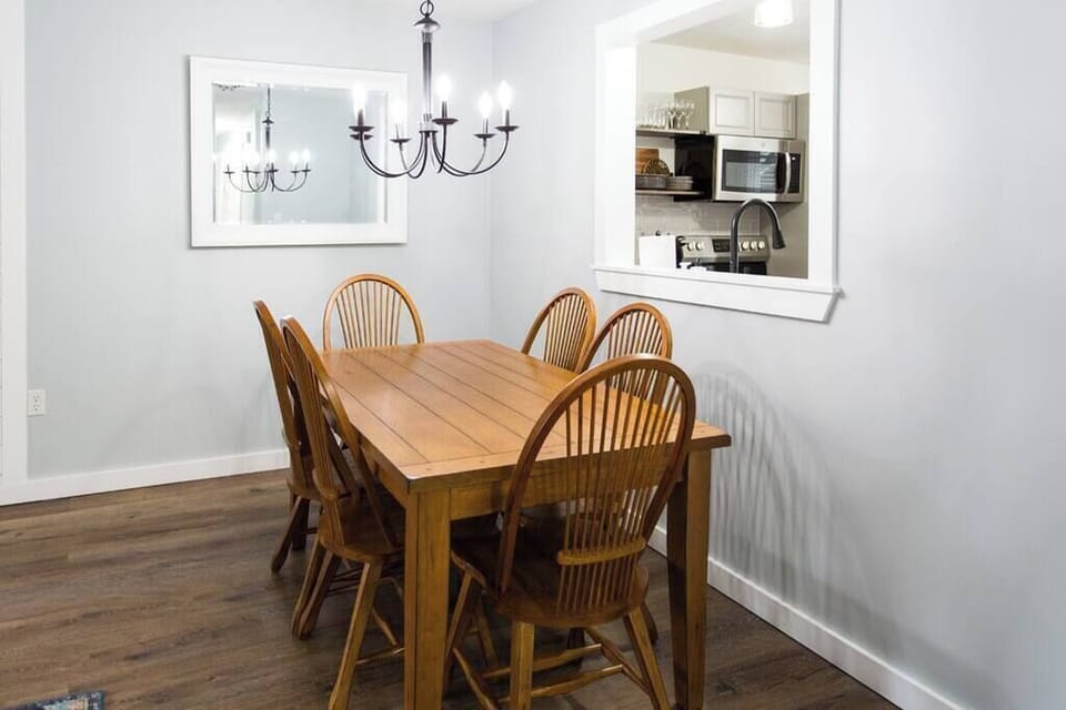 Dining for 6 with access to the kitchen