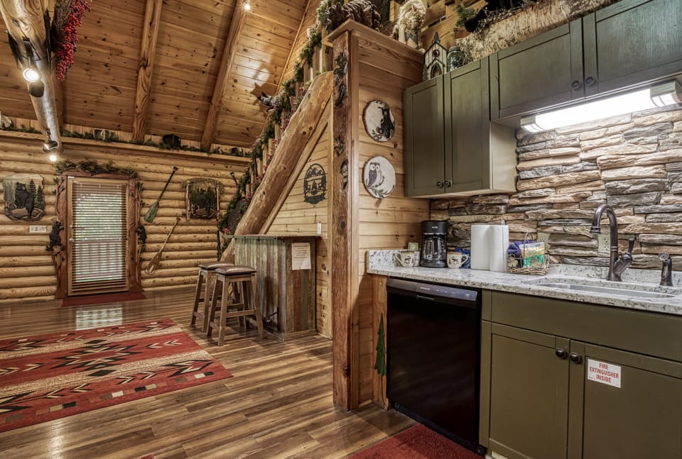 Pigeon Forge Cabin on the River - Creekside Lodge - Fully furnished kitchen