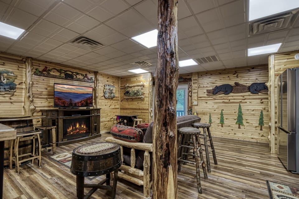 Wears Valley Log Cabin - Creekside Lodge - Lower level multipurpose room with 55-inch TV
