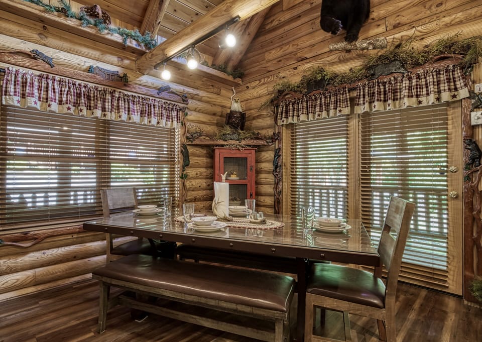 Wears Valley Cabin on the River - Creekside Lodge - Dining area