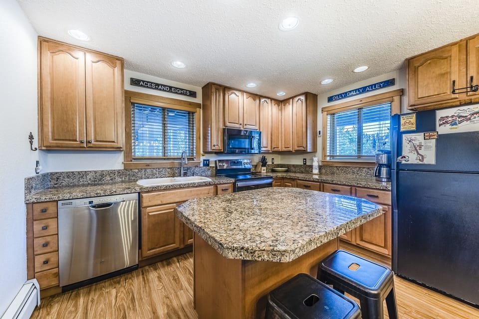Kitchen - Modern, updated kitchen. New appliances.