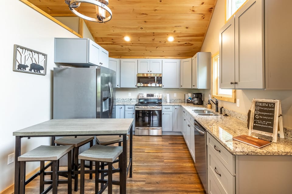 Kitchen - Full Kitchen