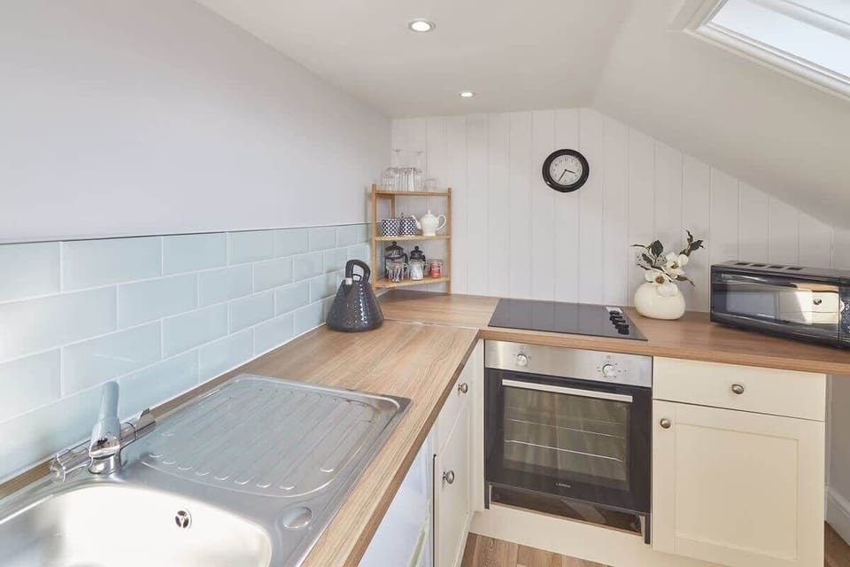 Cooks Cabin, Whitby - Host & Stay