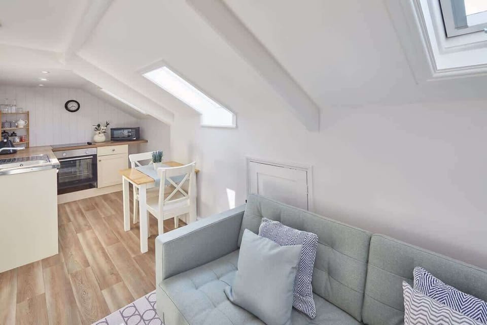 Cooks Cabin, Whitby - Host & Stay