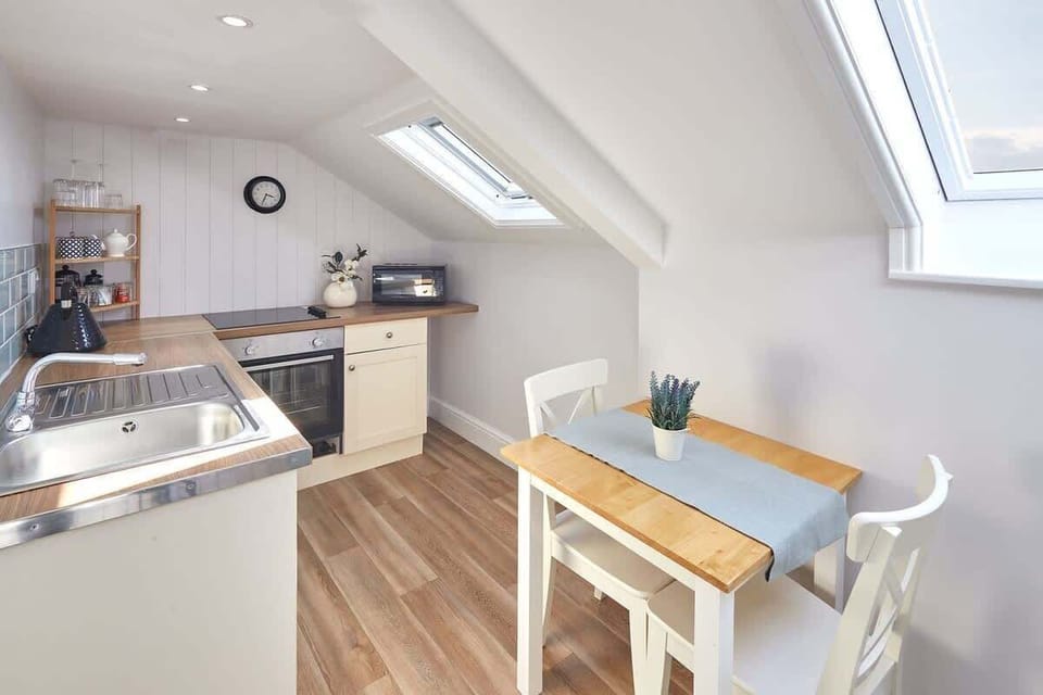 Cooks Cabin, Whitby - Host & Stay