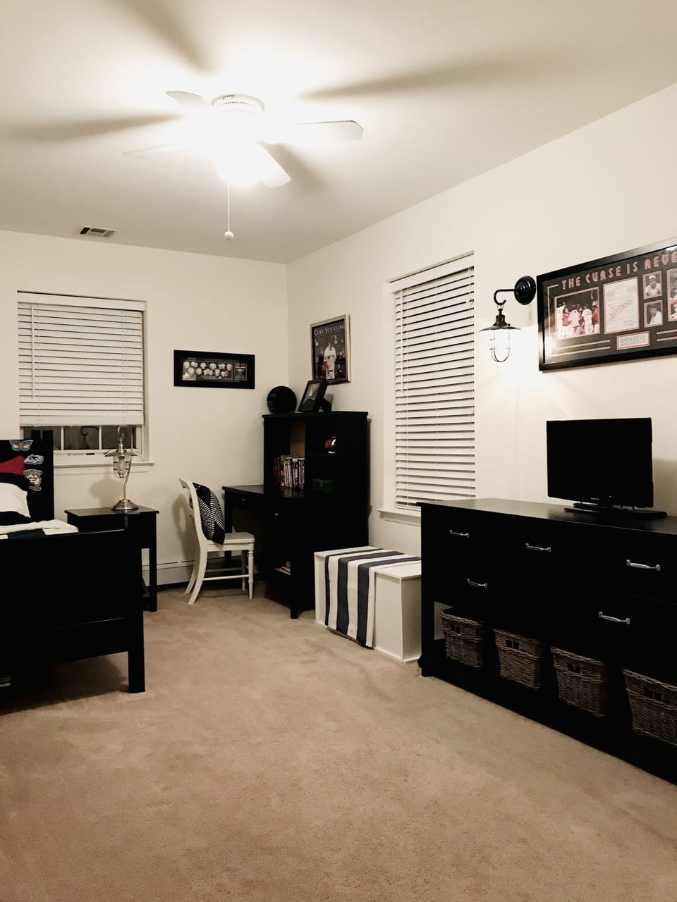 Bedroom 4
Queen size Bed
Lots of sports memorabilia 