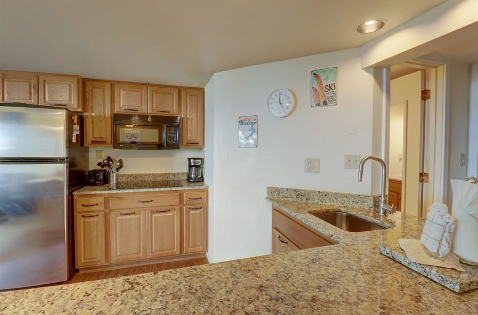 Condo, 1 Bedroom | Private kitchen | Fridge, microwave, oven, coffee/tea maker