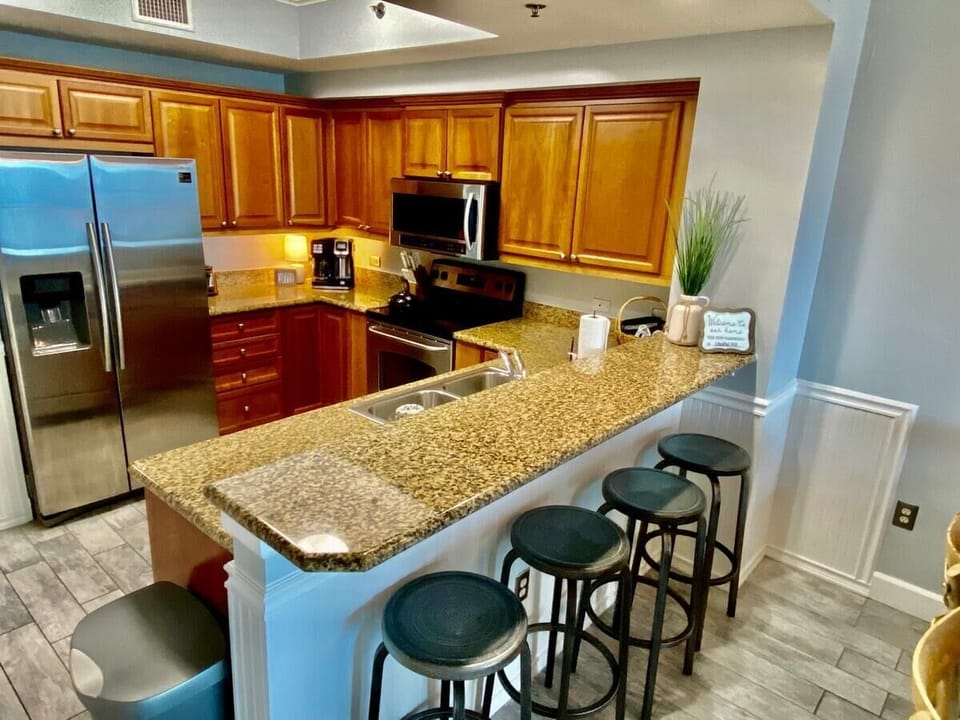 Full Kitchen features granite countertops and stainless steel appliances. Well equipped for a full meal. We had Thanksgiving dinner with our family here last year. 