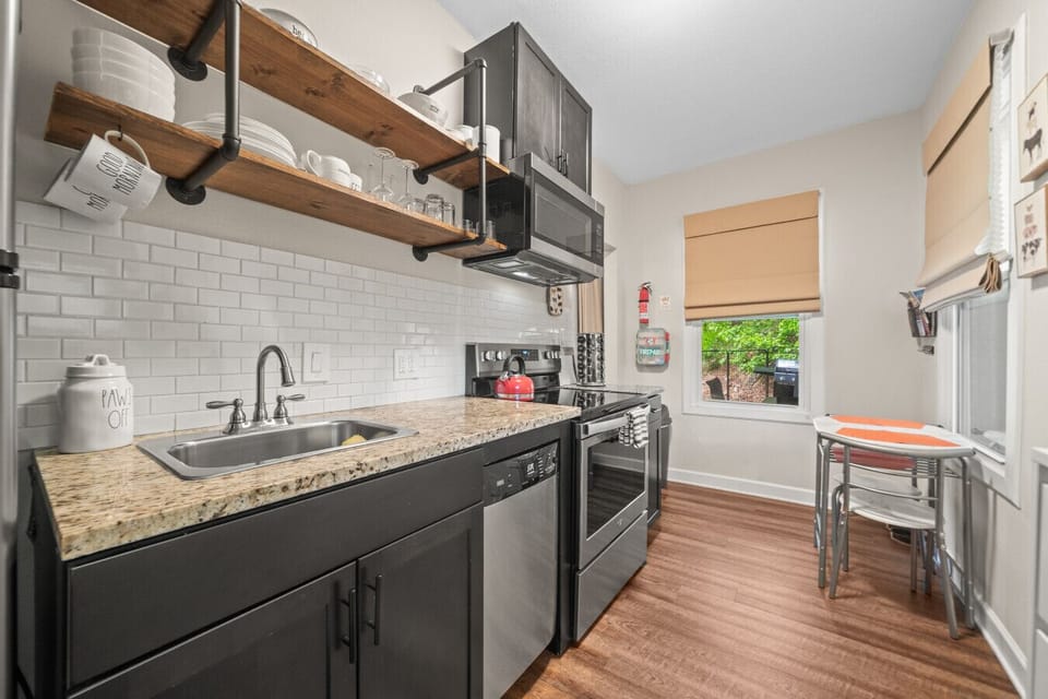 Full kitchen with everything you need to make a snack or a 3 course meal