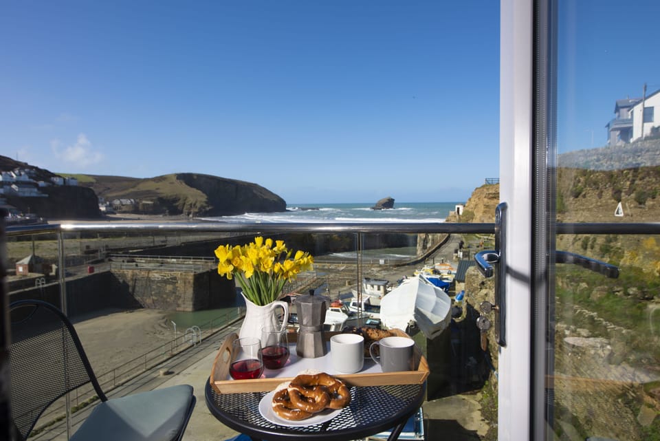 Harbour Master's House, Portreath. Enjoy breakfast overlooking Portreath beach