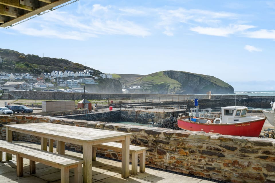Why not enjoy lunch outside by the harbour