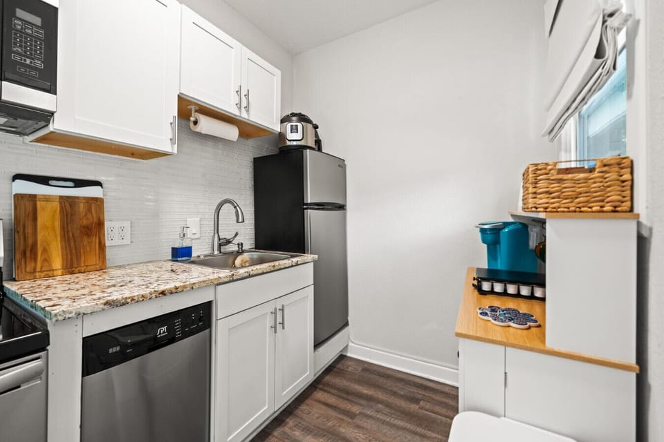 Compact sized kitchen fully stocked to make a snack or a 3 course meal!
