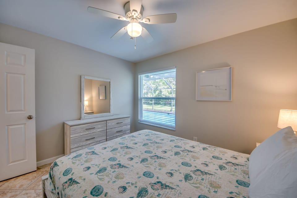 Guest Bedroom 2- Queen size bed features premium bedding & mattress