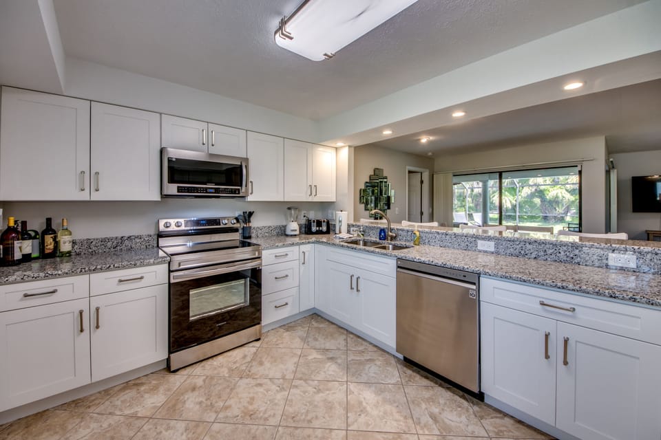 The kitchen is newly renovated and features granite countertops and stainless!