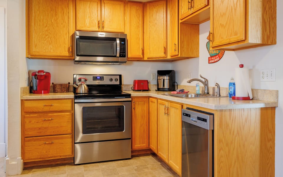 The kitchen is well-equipped for easily preparing and cleaning up meals