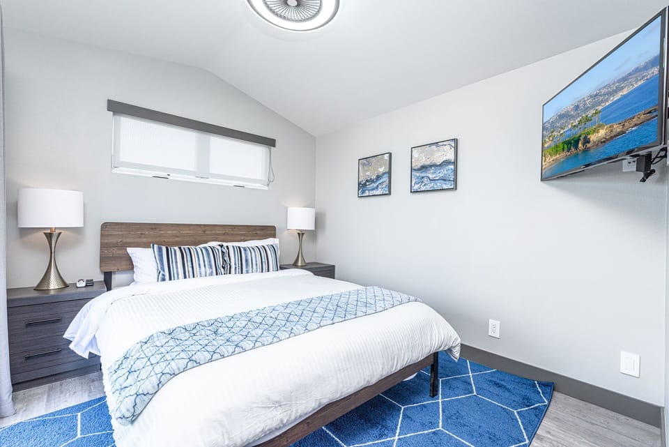 The third guest bedroom is on the third floor. It includes a queen size bed, TV, and en suite bathroom.
                