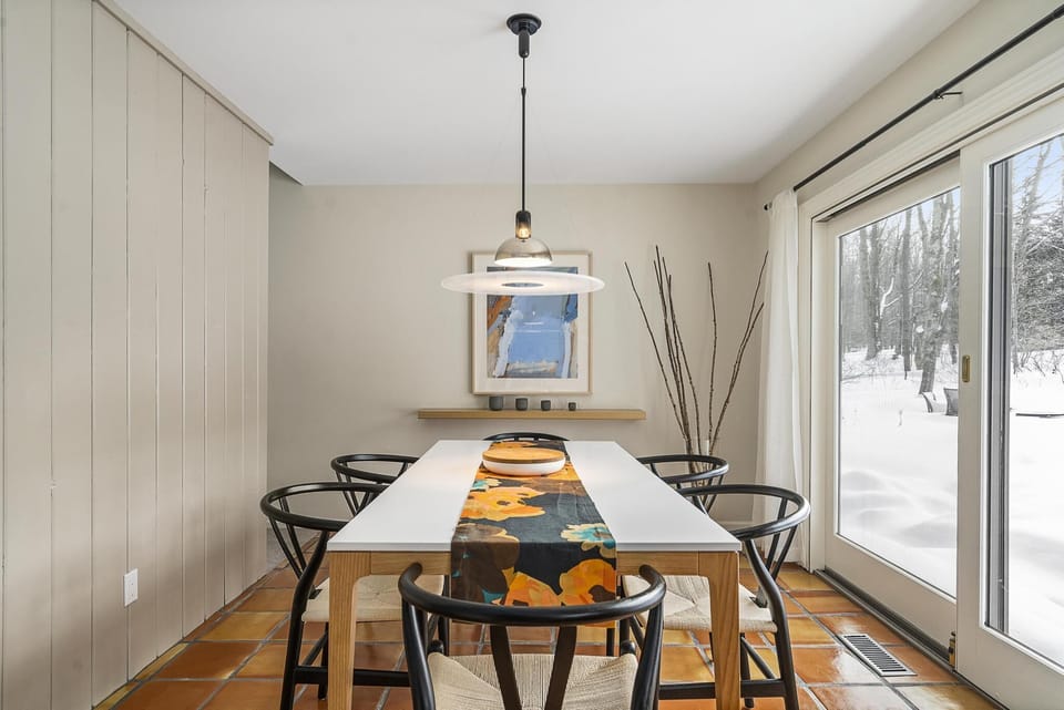 Dining Room (Seats 6)