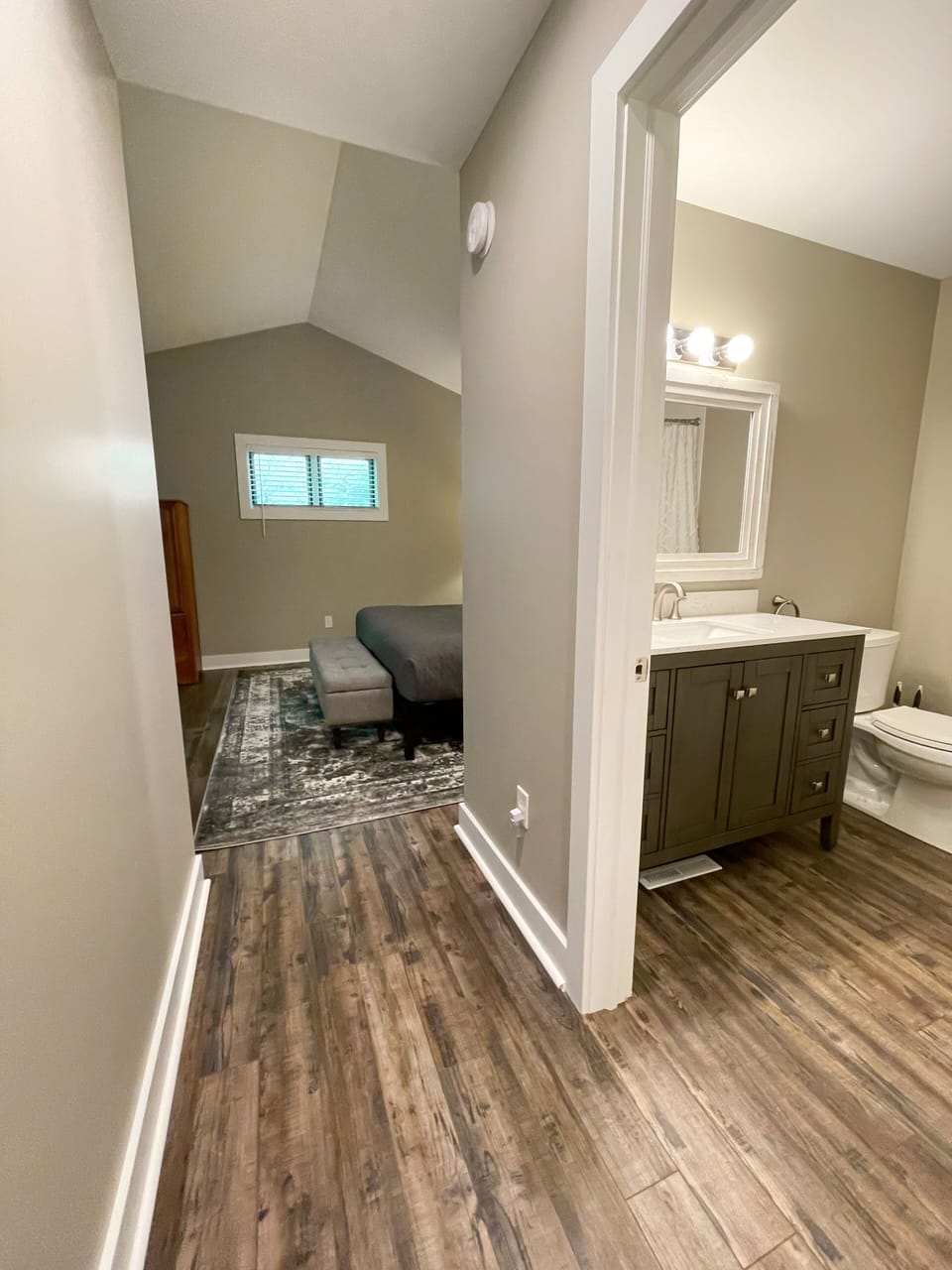 Master Suite - The master suite has a full en suite bathroom with a jacuzzi tub and shower.