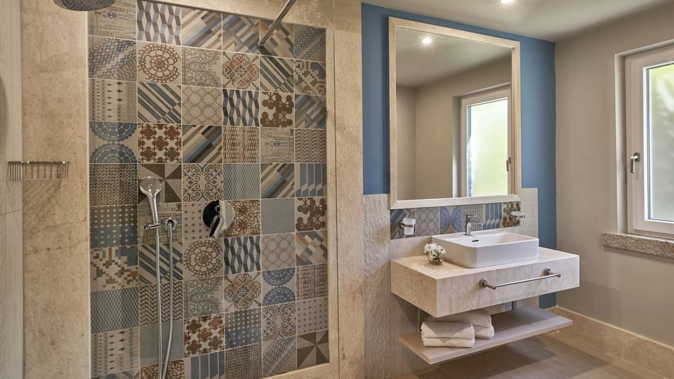 Shower, free toiletries, hair dryer, bidet