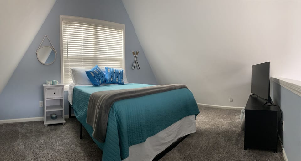 Loft with full bed; Smart T.V. and games. 