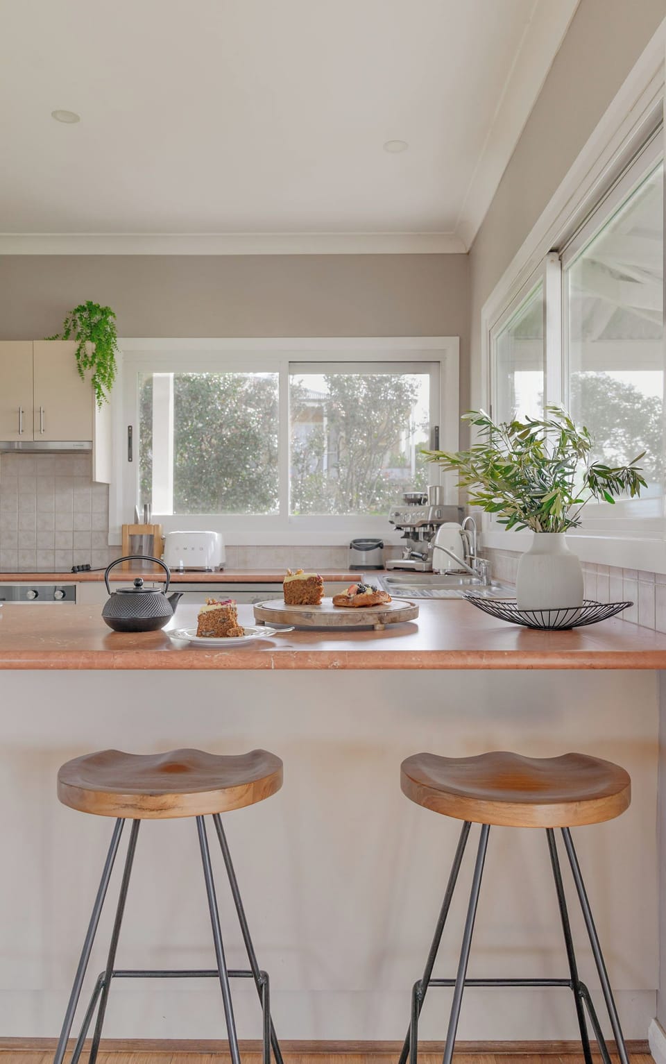 Kitchen & Seating Area 