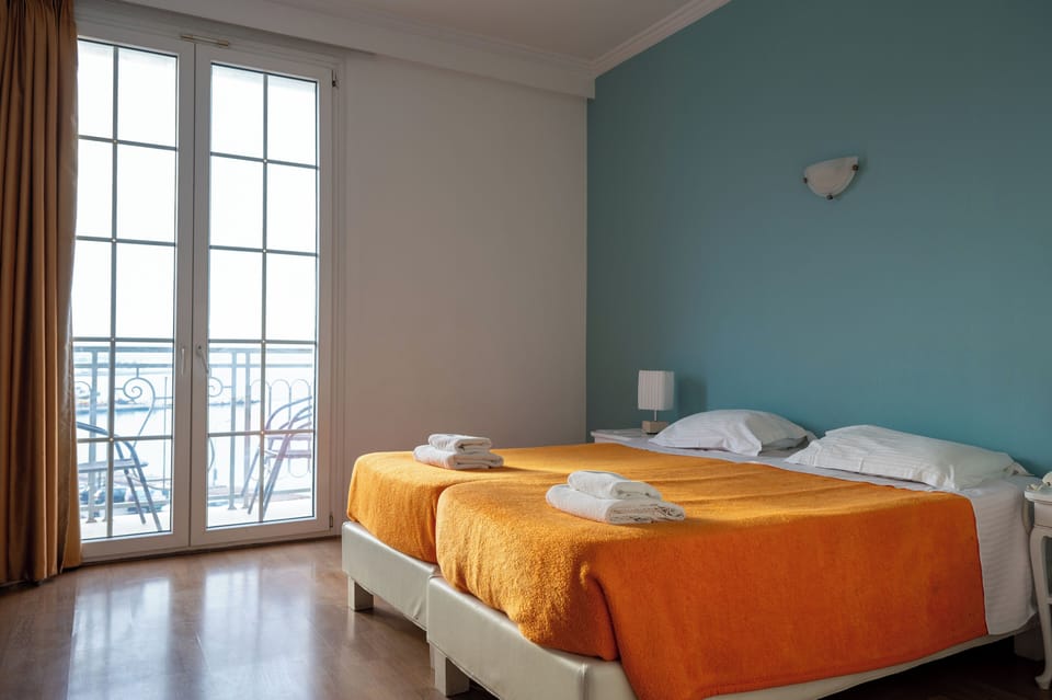 Desk, soundproofing, free WiFi, bed sheets