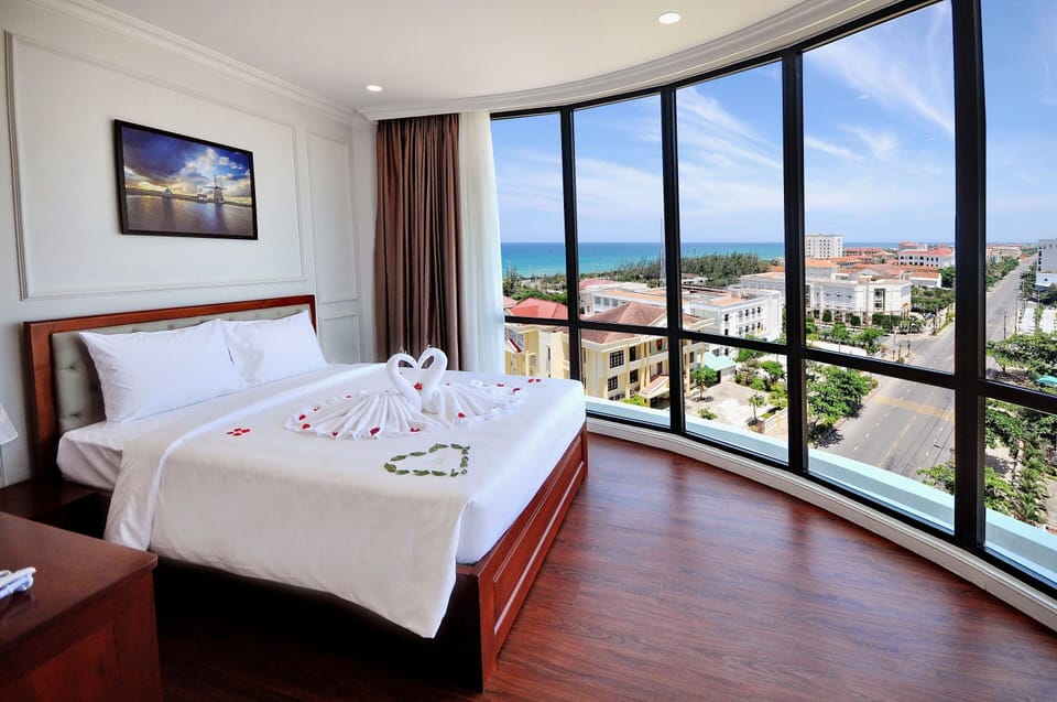 Panoramic Suite | Minibar, blackout drapes, soundproofing, iron/ironing board