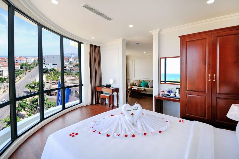 Panoramic Suite | Minibar, blackout drapes, soundproofing, iron/ironing board