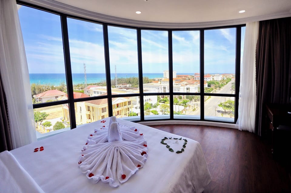 Panoramic Suite | Minibar, blackout drapes, soundproofing, iron/ironing board
