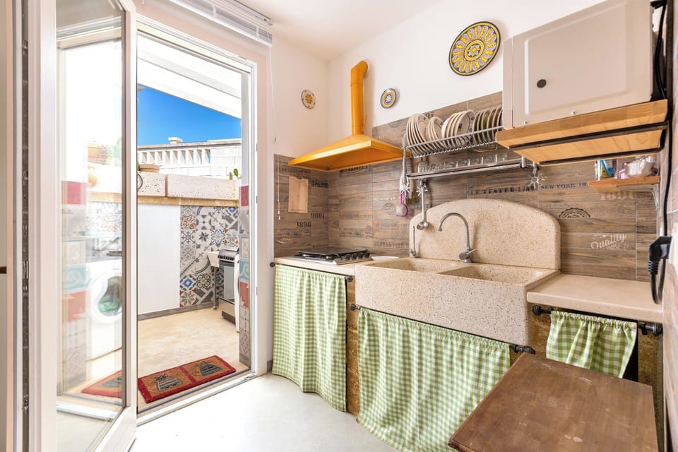 Full-size fridge, microwave, oven