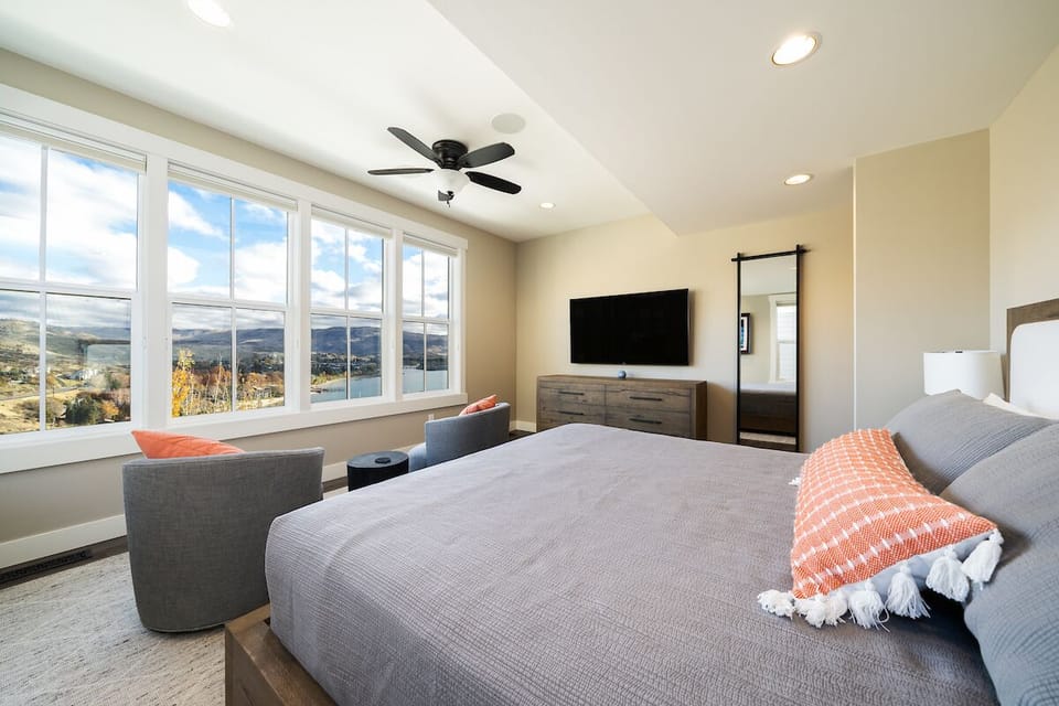 Master level king suite with private bath