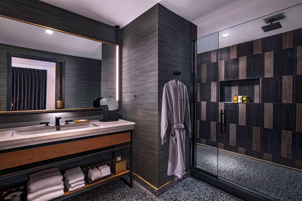 Suite (San Jacinto) | Bathroom | Free toiletries, bathrobes, slippers, towels