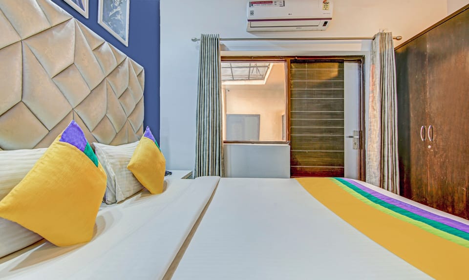 Economy Double Room | Desk, iron/ironing board (on request), WiFi (free), bed sheets