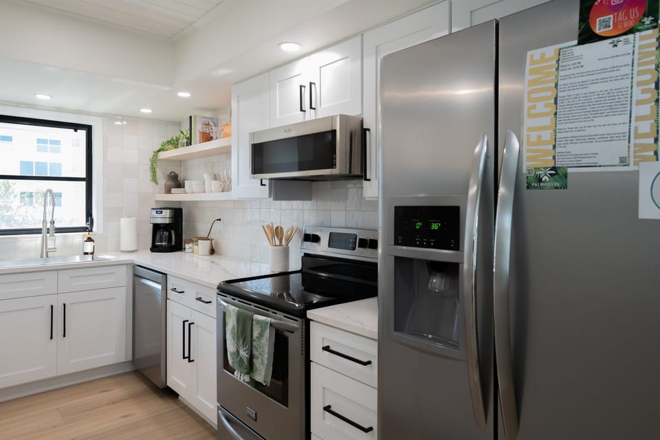 You can cook any meal in this fully equipped kitchen.