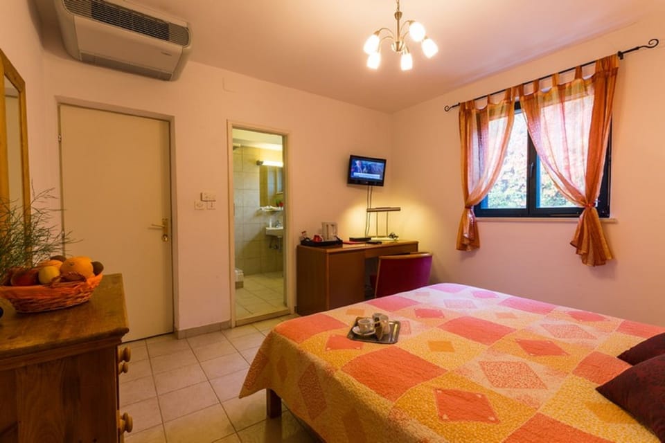 Twin Room (Standard Twin Room) | 13 bedrooms, cribs/infant beds, free WiFi, bed sheets