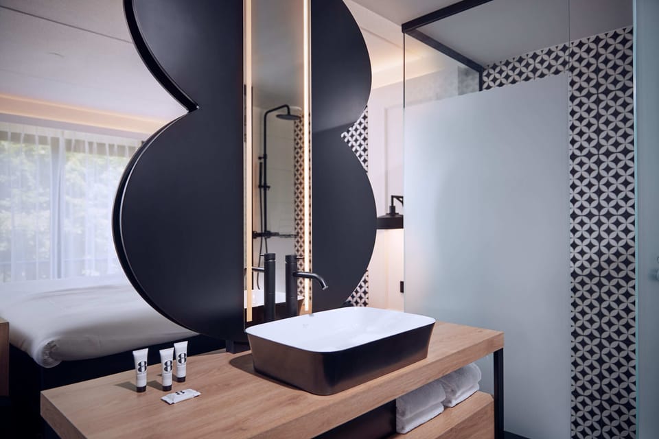Shower, rainfall showerhead, free toiletries, hair dryer
