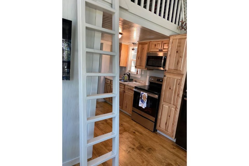 Full kitchen, fix meals or snacks.