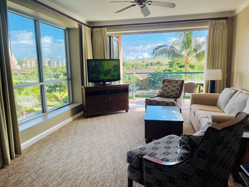 Floor-to-ceiling windows in the livingroom