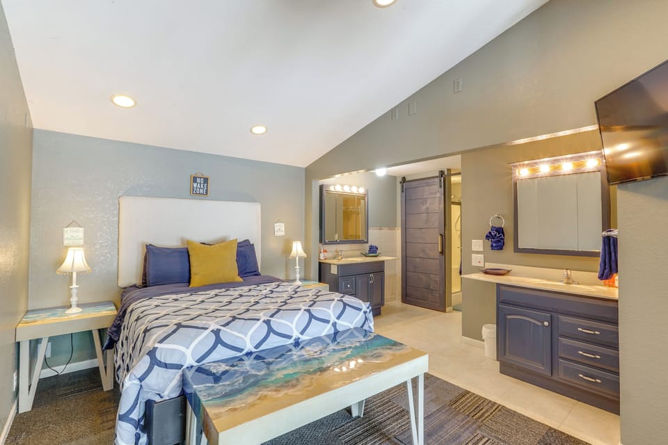 Bedroom 1 | Queen Bed | Futon | 1st Floor | En-Suite Bathroom | Smart TV