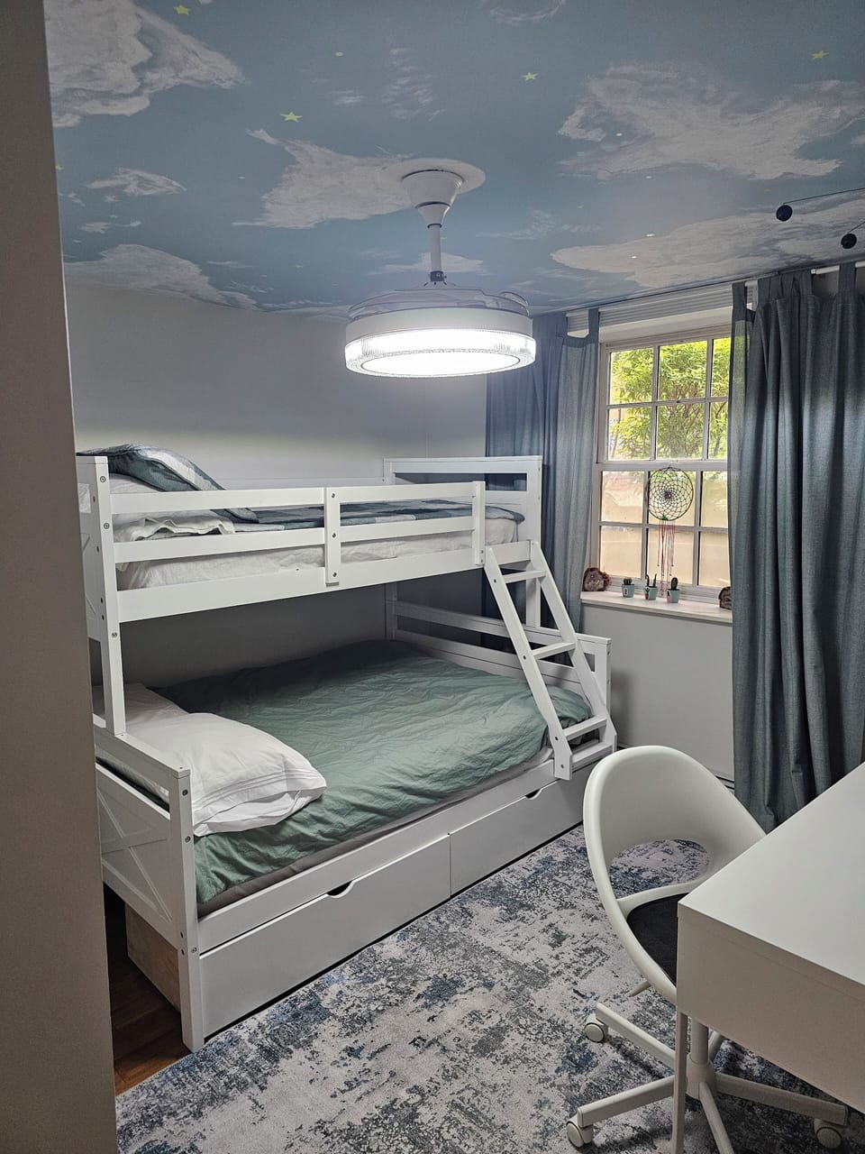 downstairs bedroom 2 ( bunk beds)