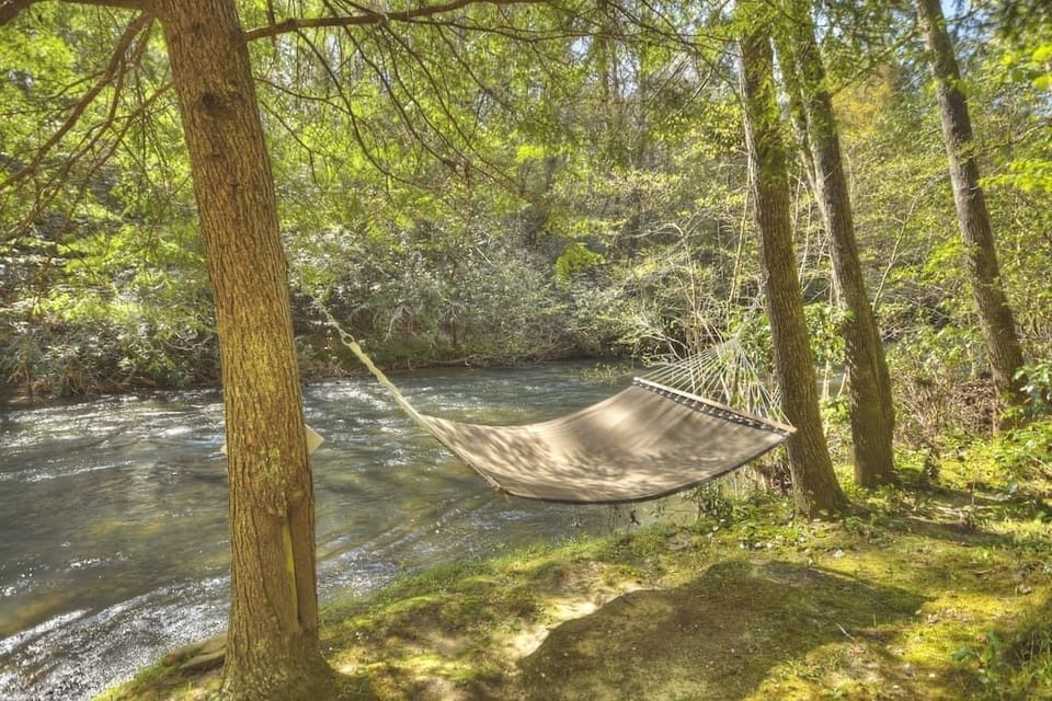 Enjoy relaxing and making memories by the gorgeous creek 